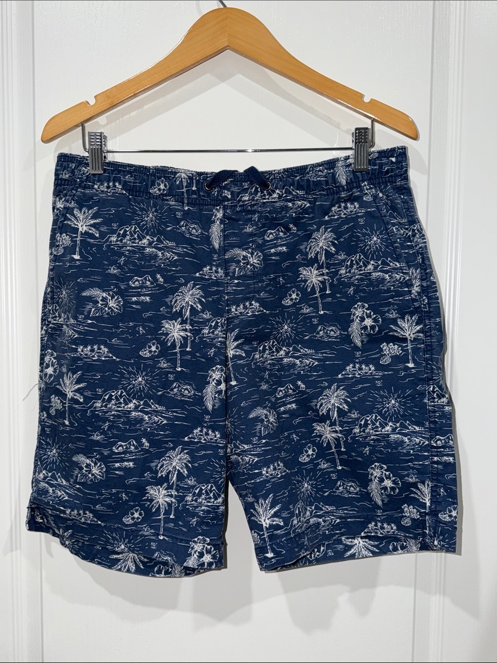GAP Men's Navy and white  Tropical Print elastic waistband Shorts size medium